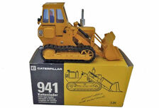 CATERPILLAR 941 TRAXCAVATOR  Special Edition with metal tracks and driver